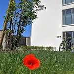 Prora - FeWo mit Balkon, Waschmaschine, E-Ladesäule und Meerblick - room-of-light